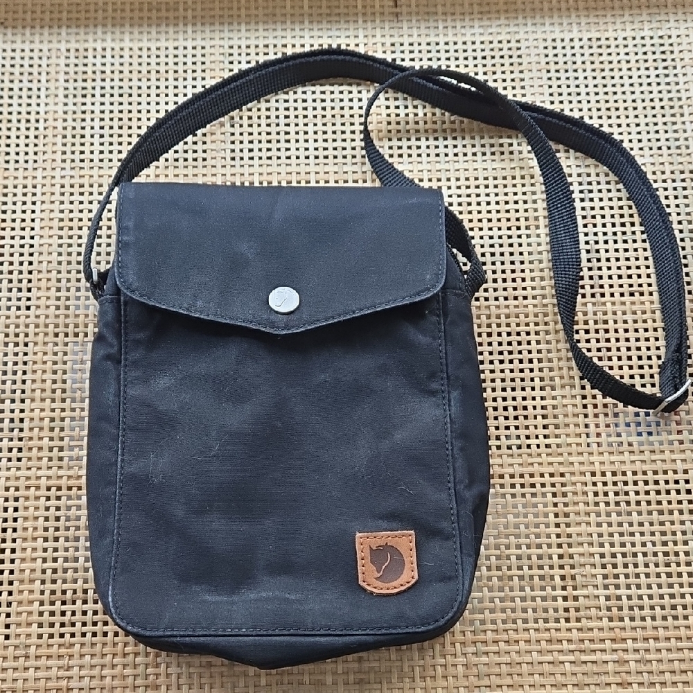 Fjallraven Small Crossbody Bag in Black